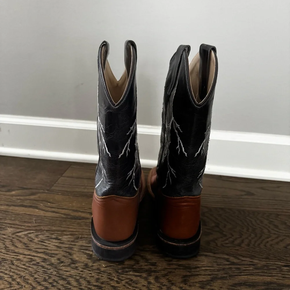 CODY JAMES YOUTH LIGHTENING WESTERN BOOTS
Size 5 - Picture 7 of 13